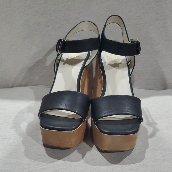Oasis Society Elegant Black and Tan Platform Heels - Picture 4 of 9